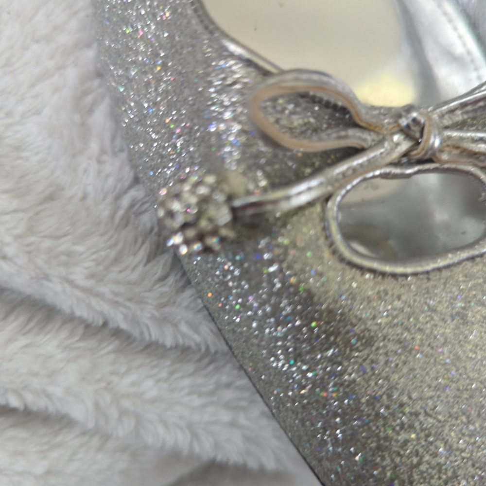 Woman's Nina Evita pump silver wedding  point toes size 7.5 Small ding - Picture 7 of 7